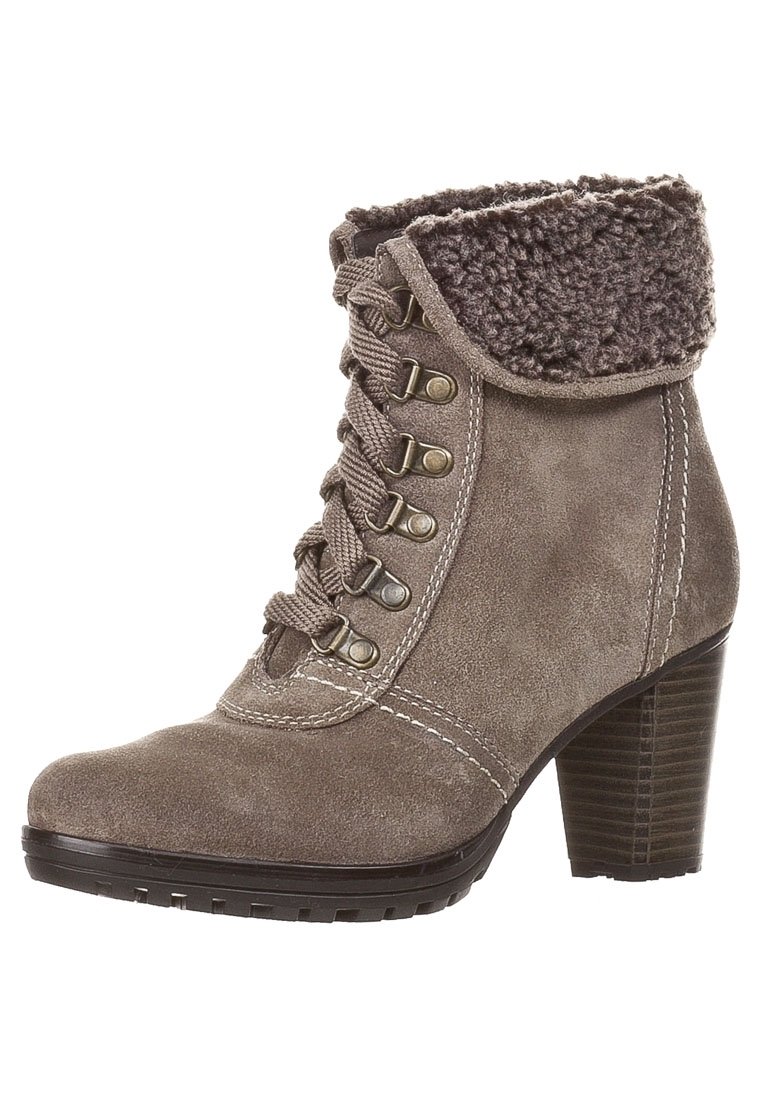 Stivale alla caviglia in suede marrone con collo in finta pelliccia piegato, chiusura con lacci e occhielli metallici, e tacco a blocco impilato.