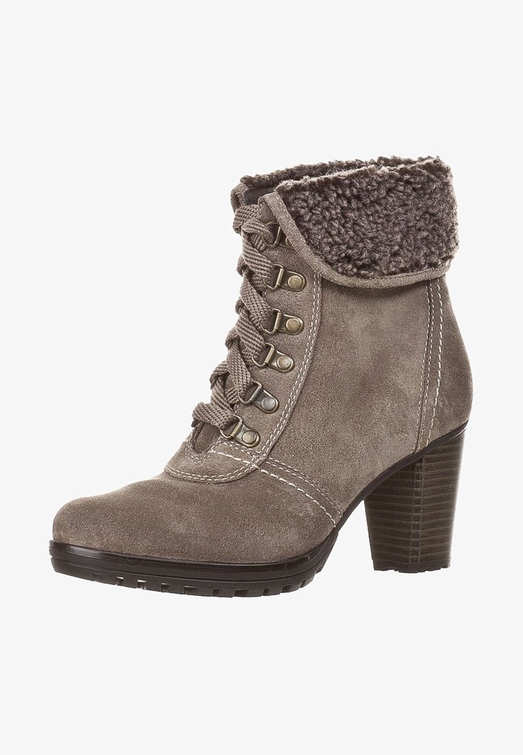 Stivale alla caviglia in suede marrone con collo in finta pelliccia piegato, chiusura con lacci e occhielli metallici, e tacco a blocco impilato.