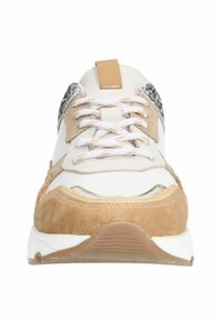 Sneakers hebben een beige suède en witte synthetische bovenkant, een ronde neus, platte witte veters en een gepolsterde tong met een gestructureerd achterpaneel.