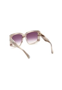 Avaraariset, läpinäkyvät aurinkolasit, joissa on pehmeä liukuväri vaaleanlilasta tumman violettiin linssien osalta. Kehys on leveä ja kulmikas, ja sen varret ovat kaarevat.