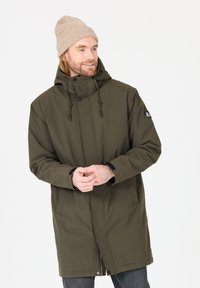 Parka verde oliva con cappuccio, dotata di chiusura con zip e bottoni a pressione, cordoncini regolabili, due tasche frontali e polsini a coste.