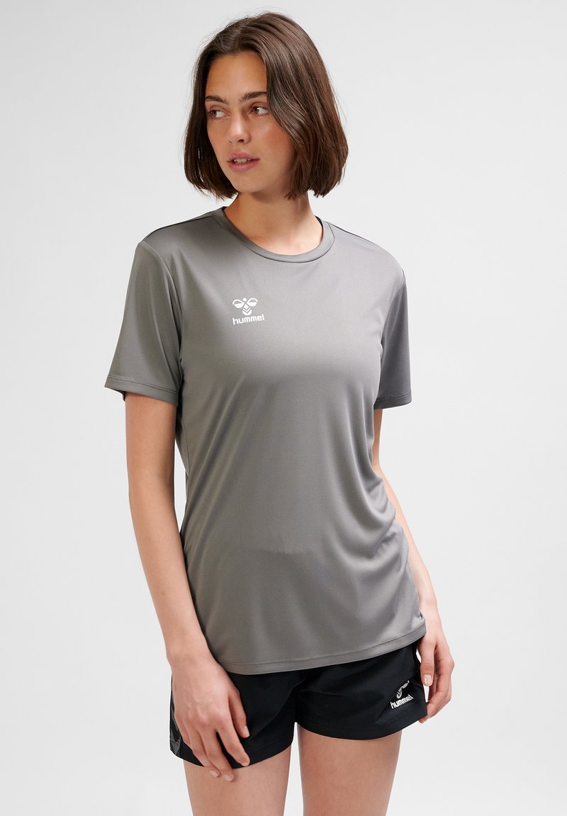 Szary sportowy t-shirt z krótkim rękawem, okrągłym dekoltem i logo na górnej lewej stronie. Materiał wydaje się gładki i lekki.