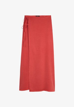 Długa spódnica w kolorze ceglastym, z bocznymi związaniami i prostym dołem.