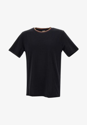 T-shirt preta de manga curta feita de tecido macio, com um decote redondo e um detalhe colorido em riscas à volta do colarinho.