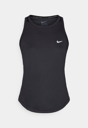 Černý sportovní tank top vyrobený z materiálu, který odvádí vlhkost. Má kulatý výstřih, slim fit střih a bílé logo Nike na hrudi.