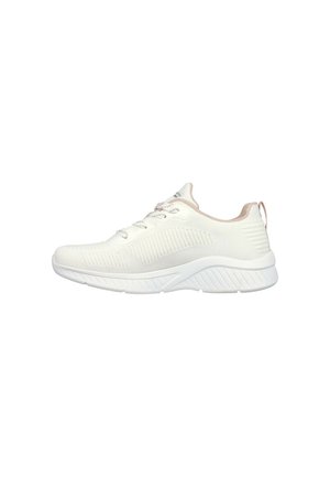 Baskets de sport blanches avec un dessus en tricot texturé, bout arrondi et semelle rembourrée. Présente des accents roses discrets et des détails latéraux texturés.