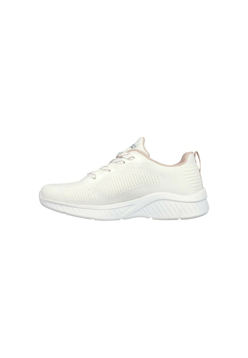 Scarpe da atletica bianche con tomaia in maglia strutturata, punta rotonda e suola ammortizzata. Presentano accenti rosa delicati e dettagli laterali testurizzati.