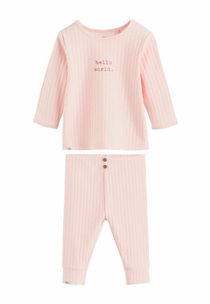 Conjunto de bebé de dos piezas color rosa claro con textura acanalada, con mangas largas y pantalones, y parte superior con el texto "hello world." en el centro.