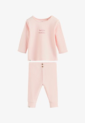 Ensemble bébé deux pièces rose pâle côtelé avec manches longues et pantalon, haut avec le texte « hello world. » au centre.