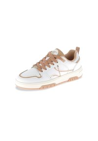 Baskets blanches en cuir lisse avec un talon en daim beige. Elles présentent des lacets beiges contrastants, des accents dorés subtils et une semelle texturée.