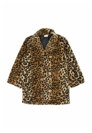 Manteau court en fausse fourrure avec un motif léopard marron et noir et un large col sur fond blanc.