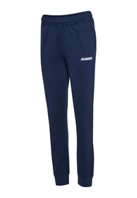 Marineblauwe joggingbroek van zacht fabric met een elastische tailleband, zijzakken en een wit logo op de linkerdij. Aansluitende boorden bij de enkels.
