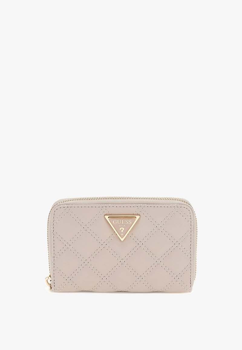 Gequilte beige portemonnee met gouden driehoeklogo, ritsluiting en leren materiaal. Kenmerkt een diamantpatroon en een gestructureerd oppervlak.