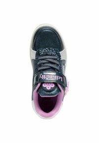 Scarpe da ginnastica di colore blu scuro con dettagli argentati, sezione centrale scintillante, lacci elasticizzati, cinturino regolabile e foderato di rosa. Presenta un bottone decorativo.
