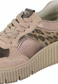 Beige mockaläder-sneakers med kamel- och metallisk rosa detaljer, med ett leopardmönstrat parti, texturerad räfflad sula och klassisk snördesign.