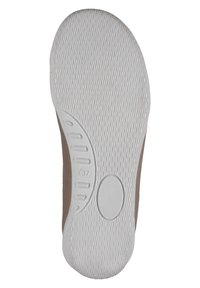 Podešev boty s texturovaným bílým gumovým povrchem, s kruhovým akcentem a malou velikostní etiketou označenou "37." Okraje jsou mírně zakřivené.