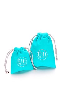 Turkise stof smykkeposer, en lille og en medium, med sølvfarvede snorelukninger og trykt logo "Elli WE ♥ JEWELS."