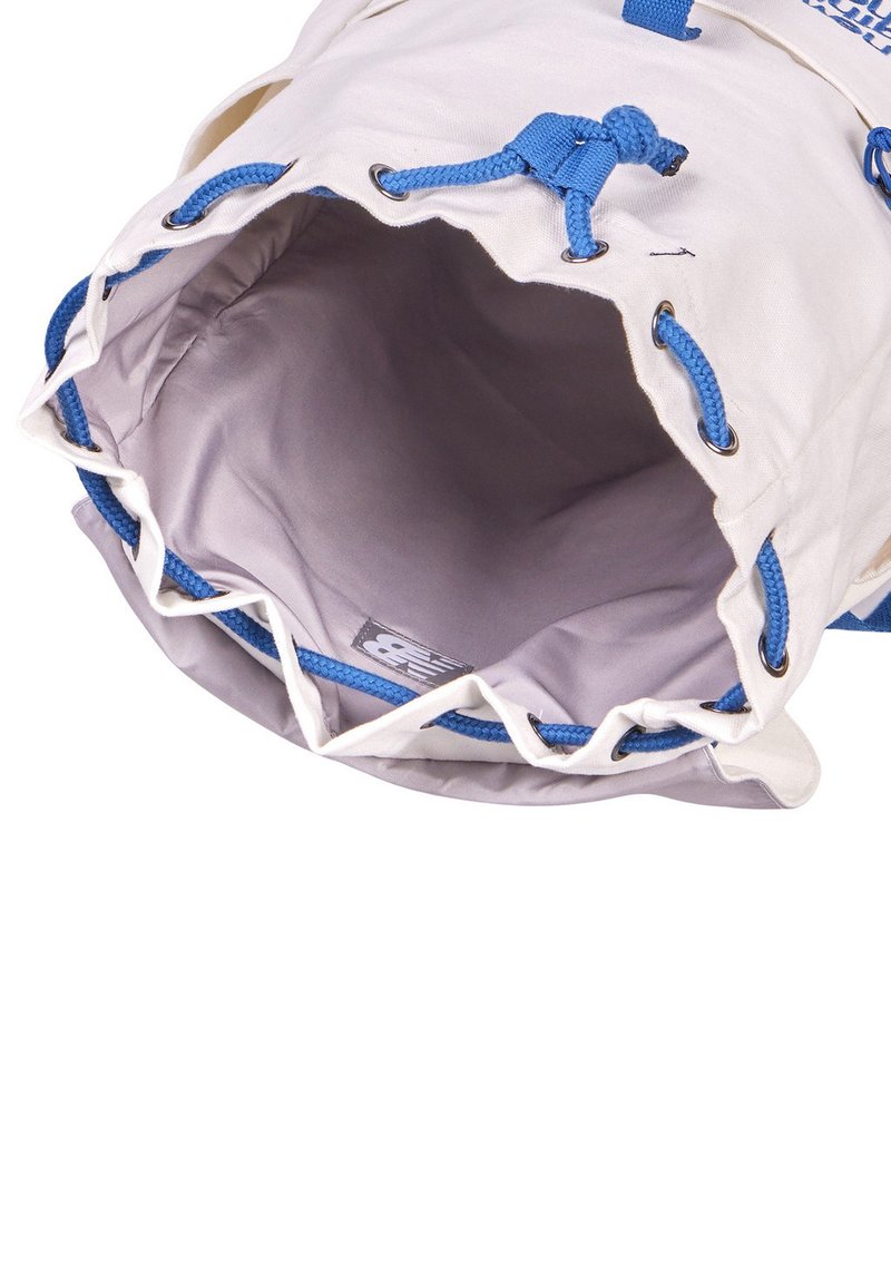 Leinwandtasche mit blauen Kordelzügen, weißer Außenseite und grauem Innenfutter. Verfügt über metallische Ösen und ein Kordelzugverschluss-Design.