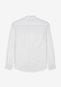 Camisa blanca de manga larga con cuello, que cuenta con puños abotonados y una textura suave, mostrando un sutil acabado de costura en la parte posterior.