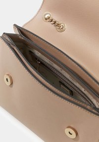 Borsa beige strutturata con esterno testurizzato, catena e dettagli in metallo color oro, con interno foderato dotato di tasche con zip e a fessura.