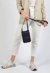 Aunts & Uncles TULIP - Telefoonhoesje - midnight blue