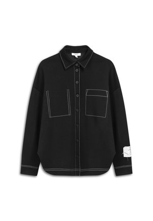 Zwarte button-up shirt met een kraag, voorzien van witte stiksels, twee voorzakken en een labeldetail op de mouw. Zacht materiaal.