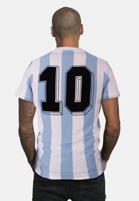 Camiseta de rayas azul y blanca de manga corta que presenta un gran número negro "10" en la parte posterior, hecha de una tela suave con un diseño ajustado.