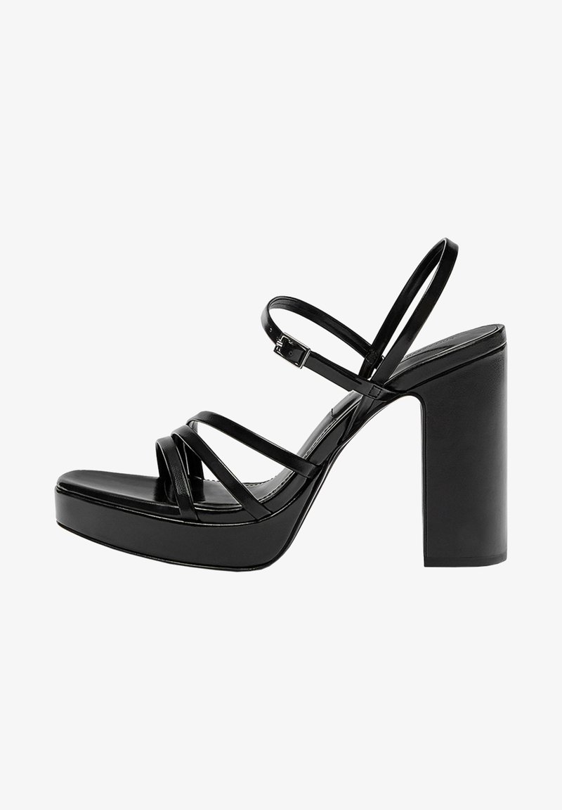 Sandale noire à talon haut avec talon épais en bloc, semelle plateforme, plusieurs fines lanières à l'avant et boucle réglable à la cheville.