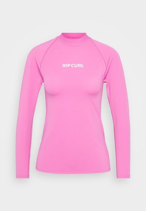 Różowa koszulka z długim rękawem do pływania, z wysokim kołnierzem, elastycznym materiałem i białym logo "RIPCURL" umieszczonym na środku klatki piersiowej. Gładka tekstura.