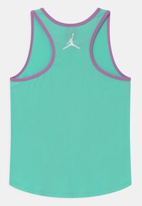 Top na ramiączkach z tkaniny w kolorze morskim z fioletowym wykończeniem. Z tyłu biały logotyp i zaokrąglony dół. Miękki, lekki materiał.