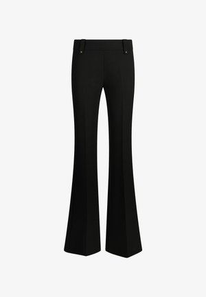 Černé rozšířené kalhoty z hladké látky. Mají vysoký pas s dvojitými knoflíky a široký střih nohavic pro pohodlné nošení.