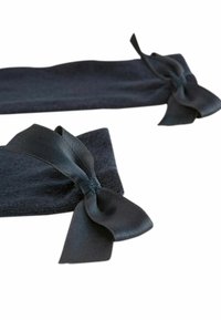 Accessorio per capelli in tessuto nero con una texture morbida, caratterizzato da due legami con finitura satinata, progettato per assomigliare a fiocchi.