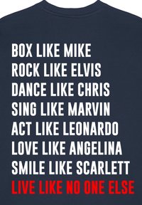 Felpa blu navy con testo audace in bianco e rosso contenente frasi motivazionali. Il layout del testo è impilato, enfatizzando azioni chiave e nomi.