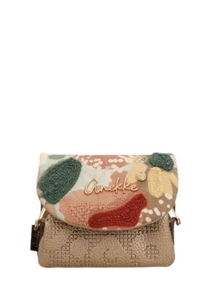 Piccola borsa a tracolla beige con parte inferiore testurizzata e patch lavorati a maglia colorati sulla patta, con logo Anekke dorato e piccolo charm rotondo.