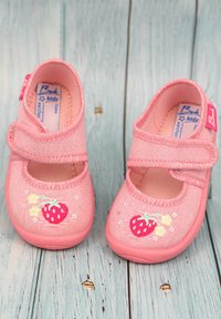 Rosa Stoff-Mary-Jane-Schuhe mit einem Klettverschluss, die auf der Vorderseite mit gestickten Erdbeer-Motiven und floralen Akzenten verziert sind.