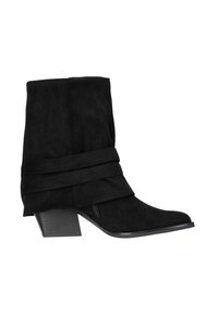 Czarny zamszowy kozaki do połowy łydki z marszczoną cholewką, paskami owiniętymi wokół, bocznym zamkiem, spiczastym noskiem i masywnym, skośnym obcasem.
