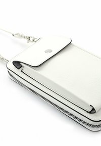 Biały skórzany portfel o teksturowanym wykończeniu, z srebrnym zapięciem na zatrzask i czarnym wykończeniem suwaka. Zawiera odpinany pasek.