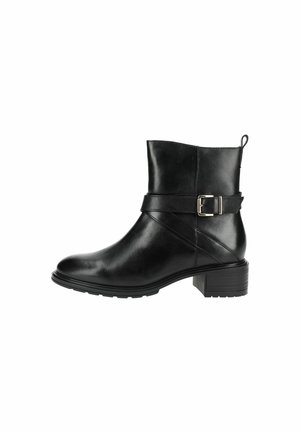 Bottine en cuir noir avec petit talon carré, sangle décorative, boucle argentée et languette à l’arrière.