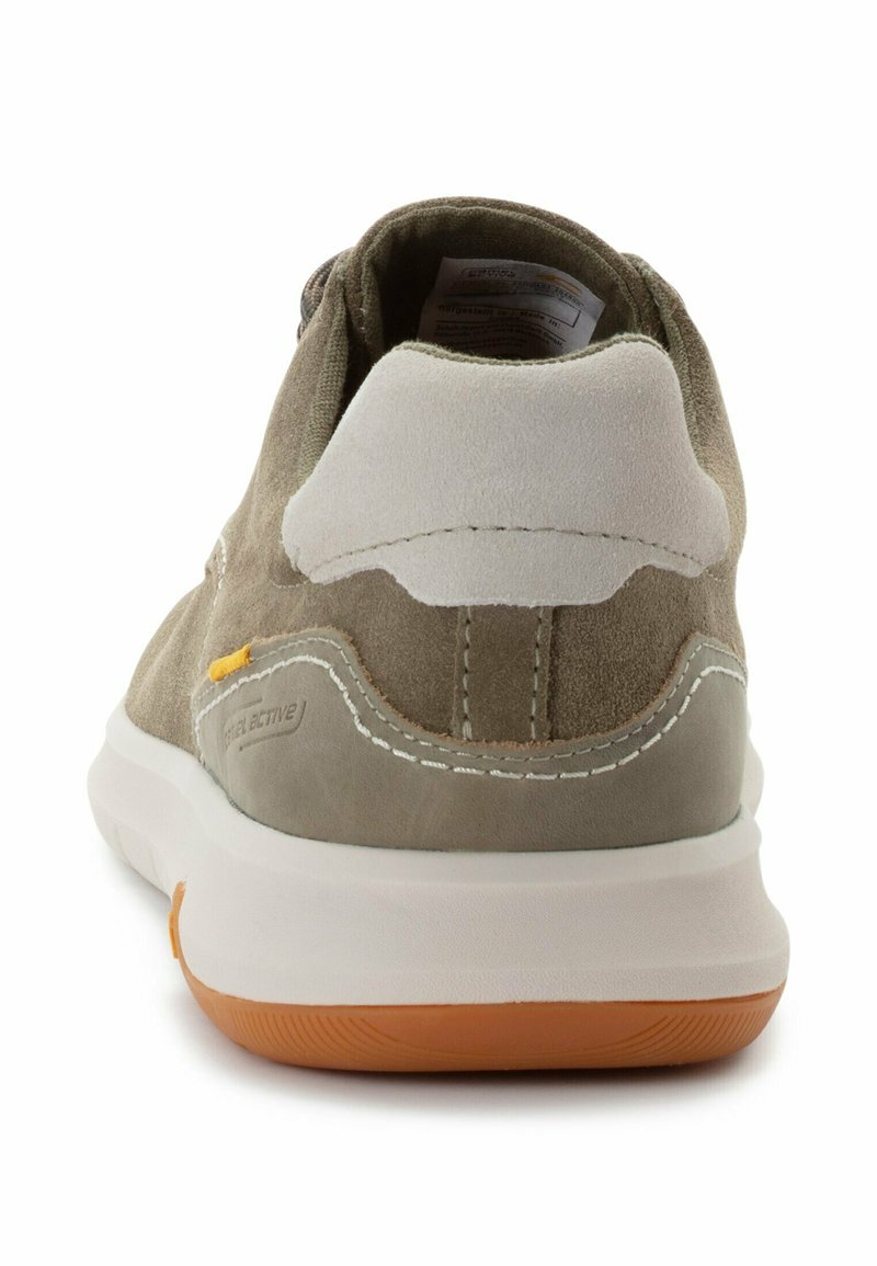 Sneaker in suede grigio con un tallone in pelle bianca, dettagli in arancione e suola in gomma. Presenta cuciture decorative e un collare imbottito.