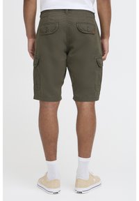 Khaki cargo šortsevi s dva stražnja džepa s preklopima, bočnim džepovima i završenim rubom. Napravljeni su od laganog pamučnog materijala.