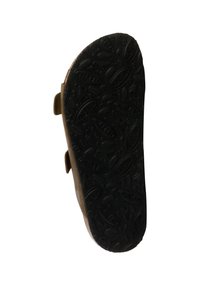 Sandale marron avec une semelle en caoutchouc noir texturé. Deux sangles réglables sur les côtés améliorent la stabilité. La semelle présente des motifs ovales pour une meilleure adhérence.