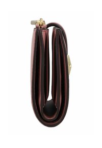 Cartera de cuero con un diseño de tres pliegues, exterior marrón oscuro, forro interior rosa y herrajes en tono dorado. Acabado texturizado con líneas limpias.