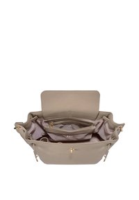 Beige læderhåndtaske med struktureret form, guldfarvet hardware og flere rum, herunder en central lynlåslomme og blød foret inderside.