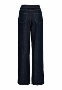 Sötét indigókék, sima textúrájú, széles lábú farmernadrág, hátul két zsebbel és kontrasztos varrási részletekkel.