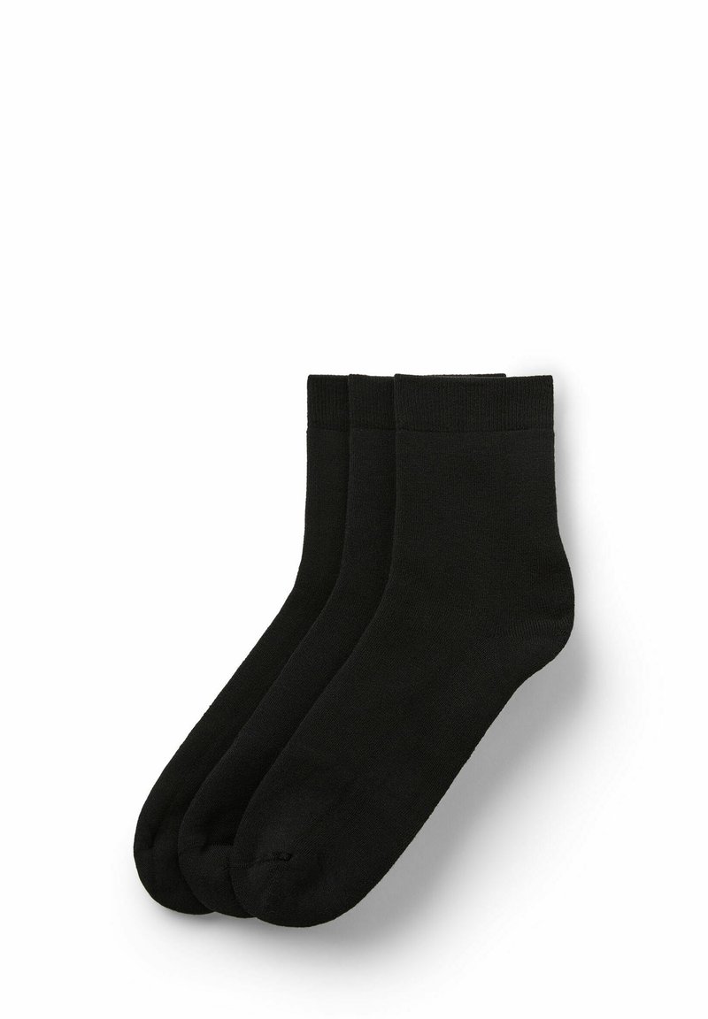Schwarze Baumwollsocken im Crew-Stil, mit einer glatten Textur und rippenförmigen Bündchen. Dreierpack, alle im identischen Design.