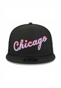 Schwarze Snapback-Kappe mit besticktem Schriftzug "Chicago" in Rot und Hellblau. Hergestellt aus Stoff mit flachem Schirm und verstellbarer Passform.