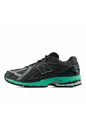 Scarpa da corsa New Balance nera e verde acqua con tomaia in mesh, intersuola ammortizzata e chiusura con lacci, vista laterale.