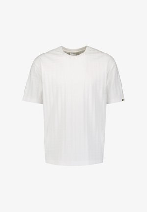 Witte T-shirt met korte mouwen en ronde hals, met subtiele verticale streepstructuur en een klein zwart-gouden label aan de linkermouw.