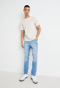 Wrangler LARSTON - Traperice uskog kroja - clever