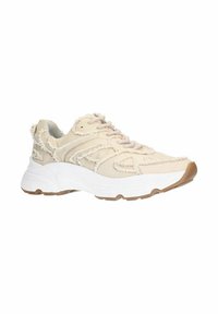 Sneaker de sport beige avec tige texturée, semelle intermédiaire blanche et semelle extérieure en caoutchouc marron. Dispose d'un système de laçage et de détails de couture décoratifs.
